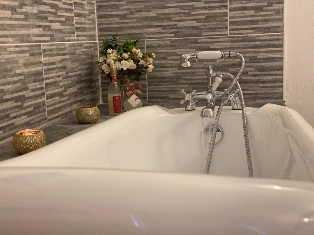 バーマス Beautiful Secluded Farmhouse With Hot Tubヴィラ エクステリア 写真