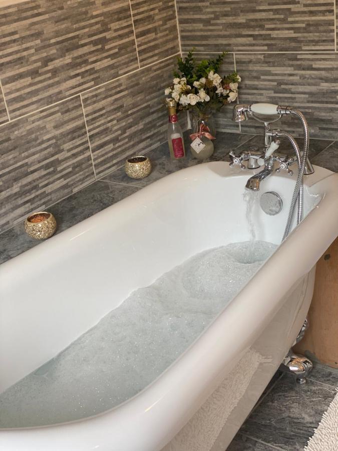 バーマス Beautiful Secluded Farmhouse With Hot Tubヴィラ エクステリア 写真